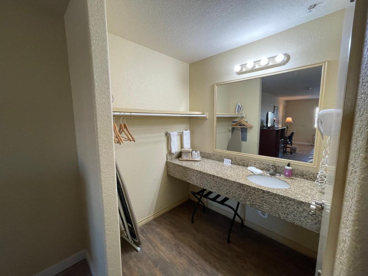 Kenedy Inn And Suites Экстерьер фото